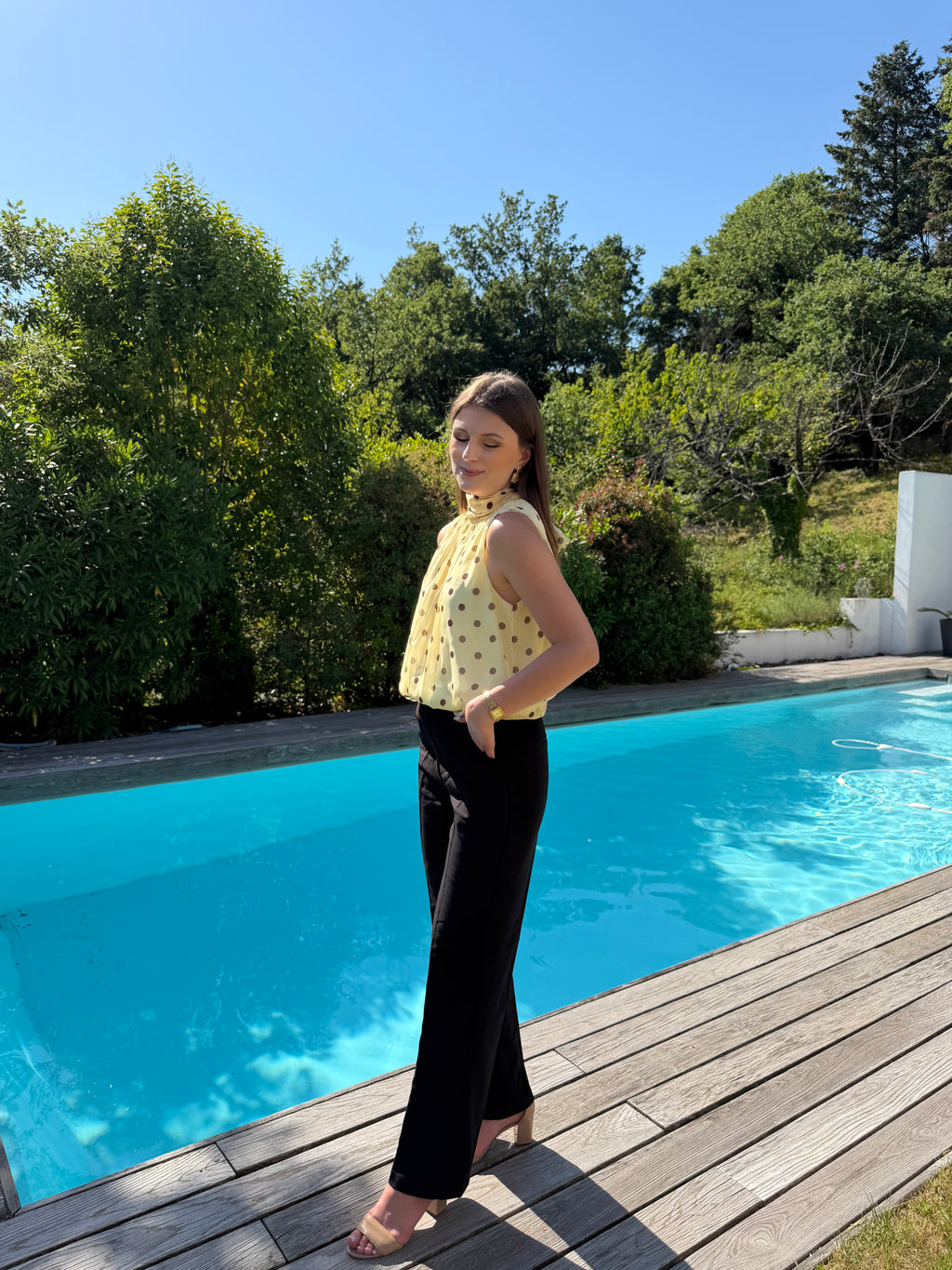 blouse jaune à pois chocolat sans manche style chic et élégant pour femme 