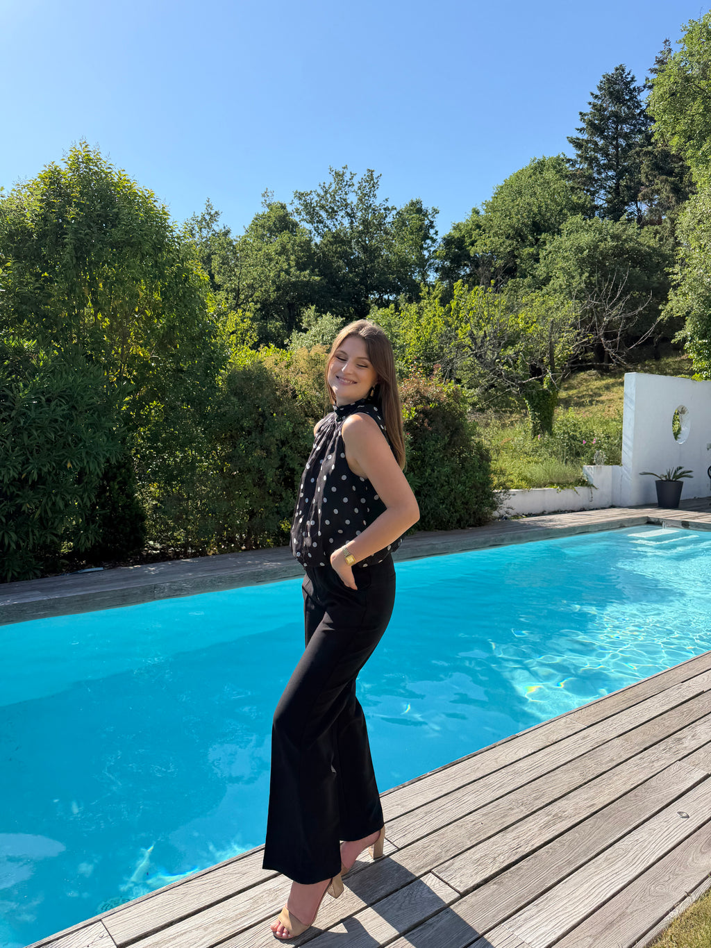 blouse noir à pois blanc sans manche style chic et élégant pour femme 