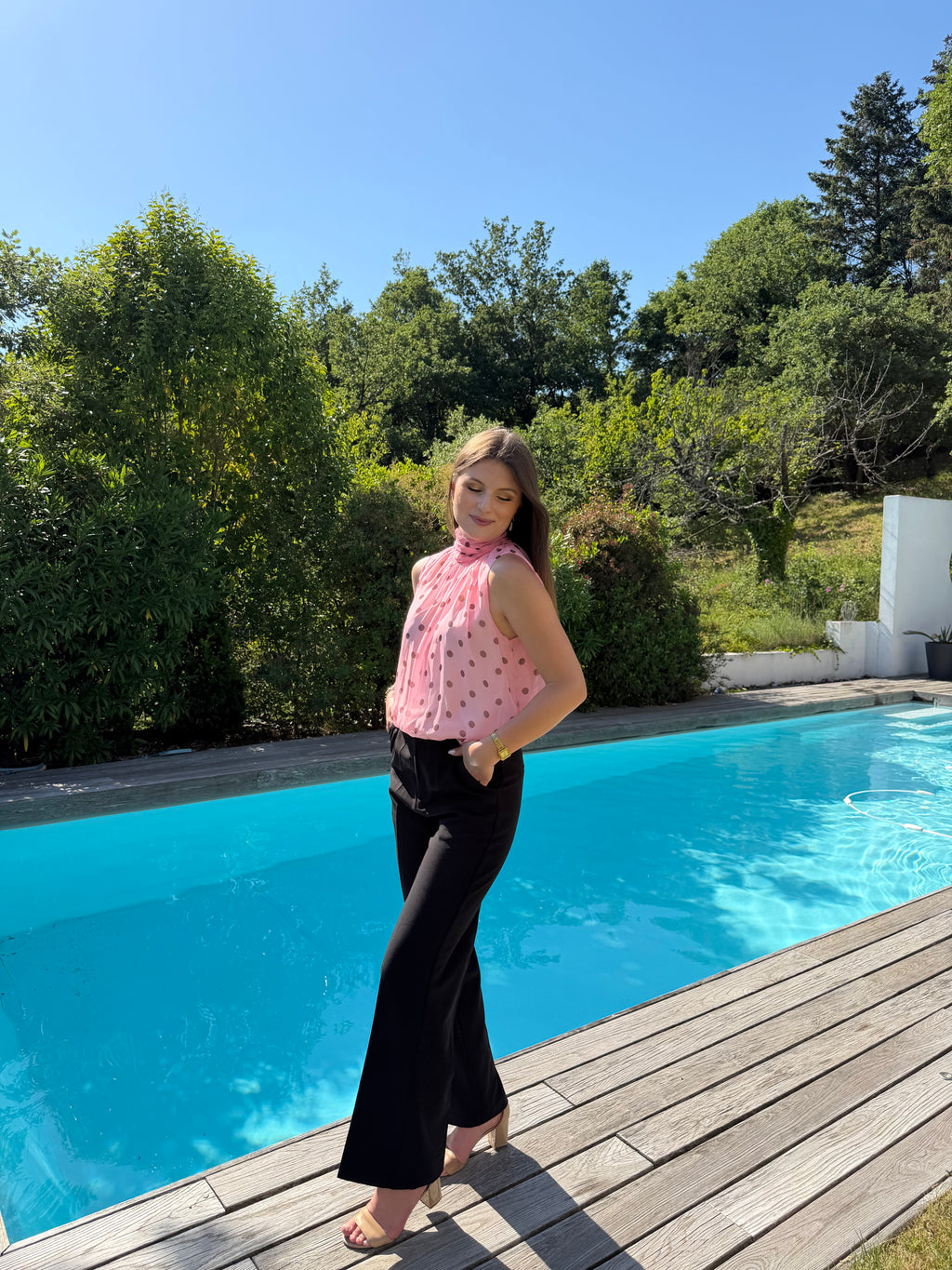blouse rose à pois chocolat sans manche style chic et élégant pour femme 