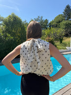 blouse blanche à pois noir sans manche style chic et élégant pour femme 