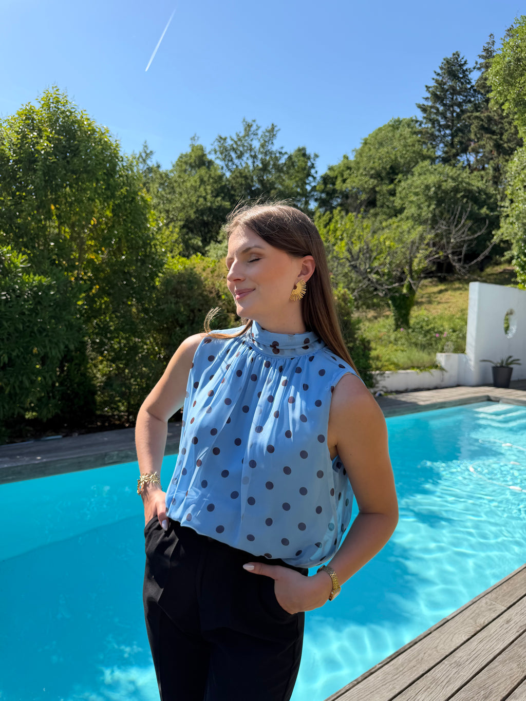 blouse bleu à pois noir sans manche style chic et élégant pour femme