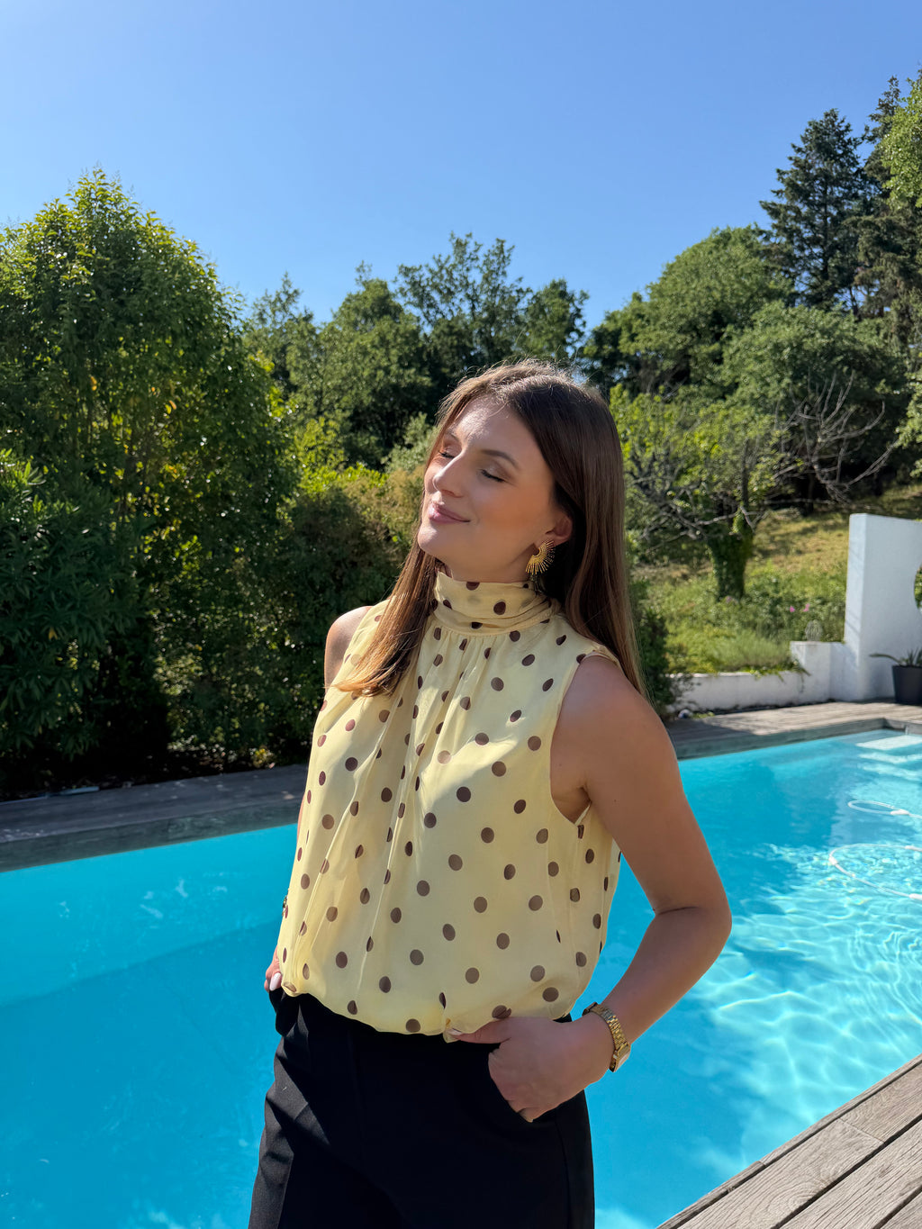 blouse jaune à pois chocolat sans manche style chic et élégant pour femme 