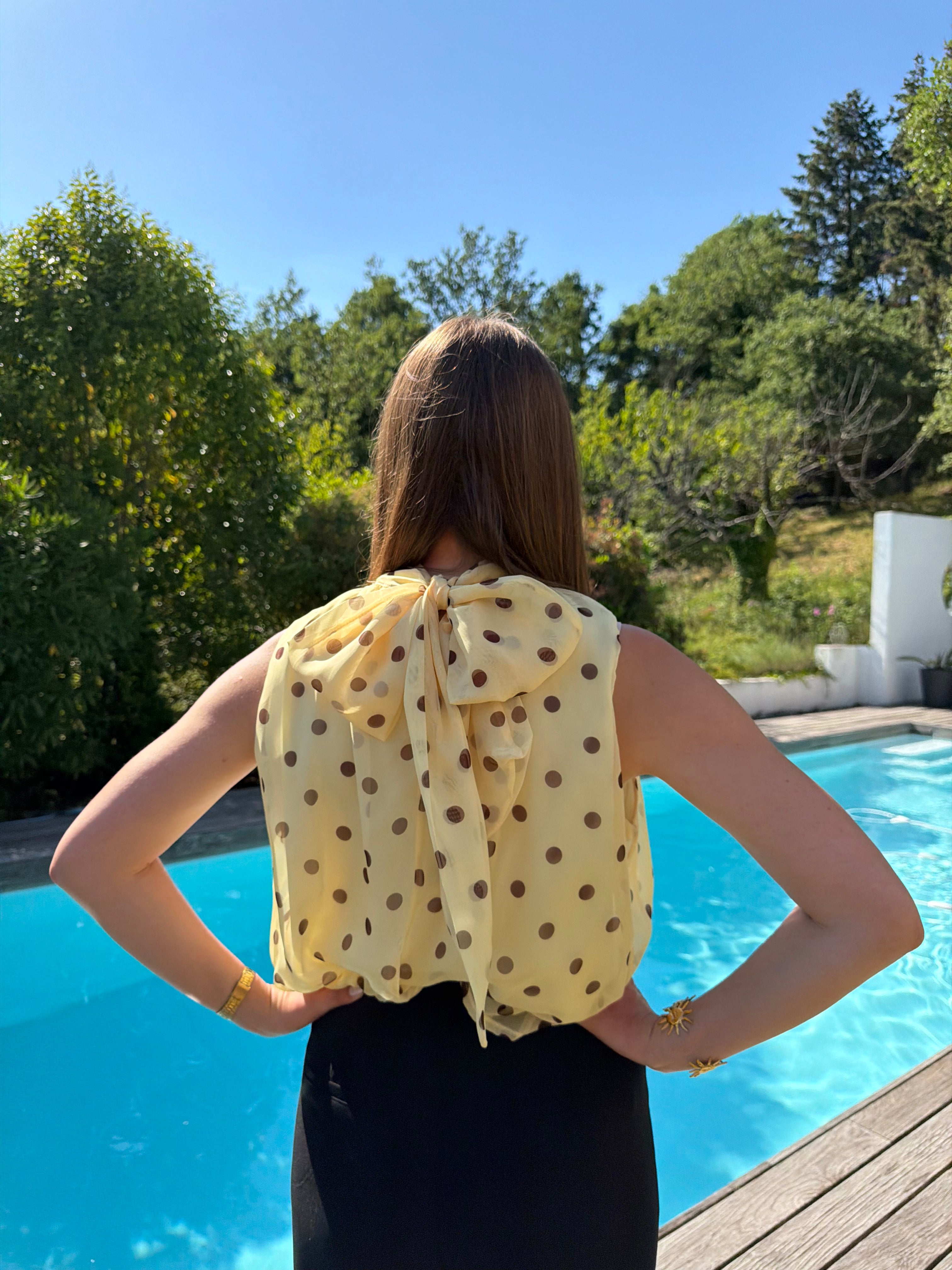 blouse jaune à pois chocolat sans manche style chic et élégant pour femme 