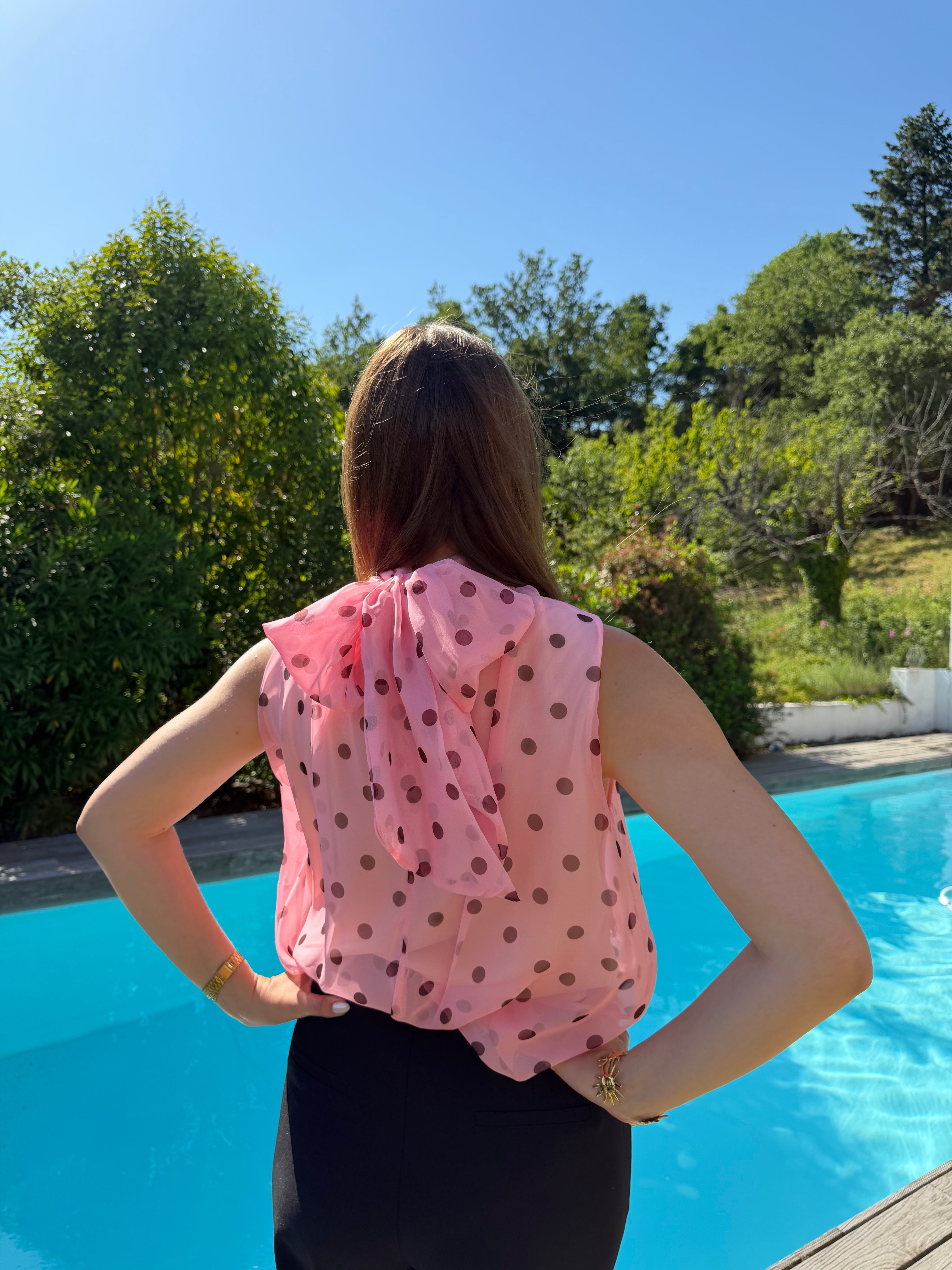blouse rose à pois chocolat sans manche style chic et élégant pour femme 