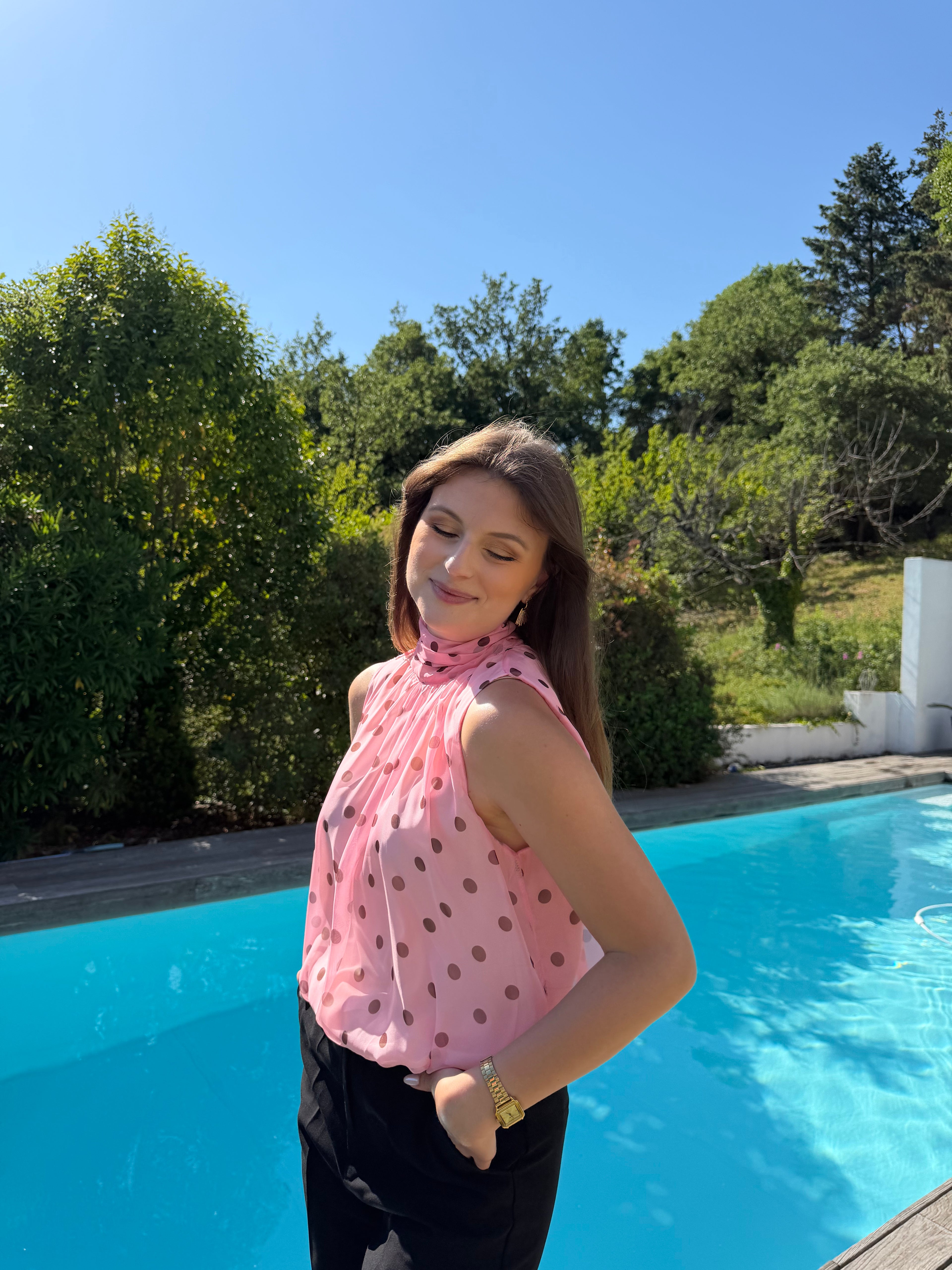 blouse rose à pois chocolat sans manche style chic et élégant pour femme 