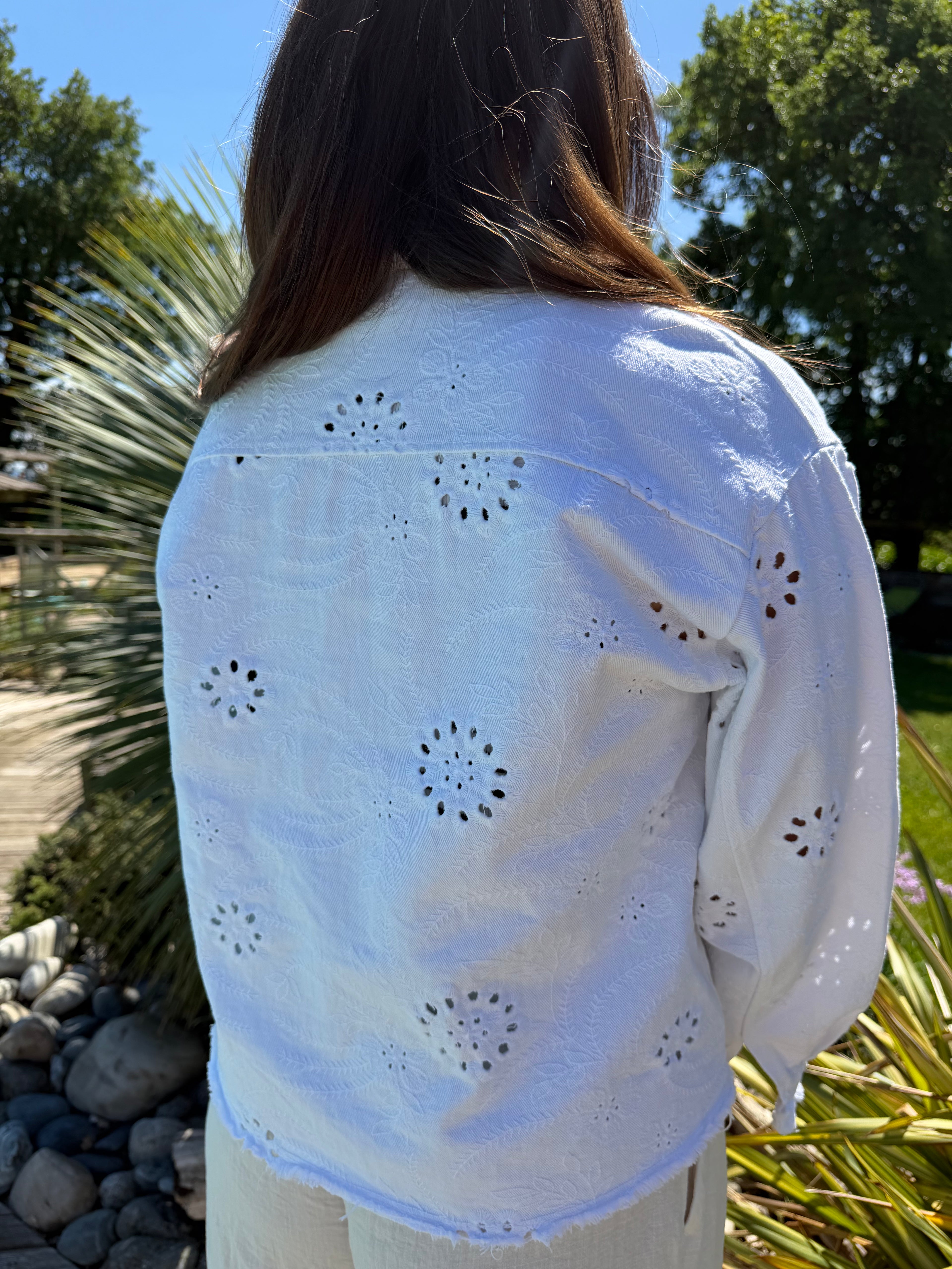 Détail des broderies sur veste blanche jean 